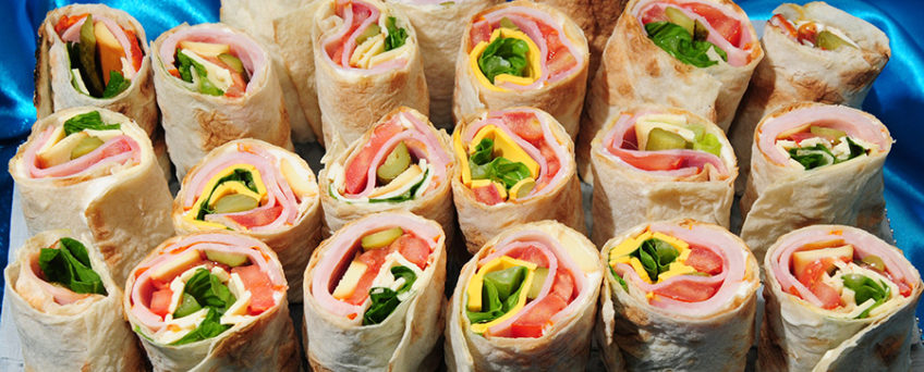 Rotolini di piadina farciti con prosciutto, formaggio e verdure