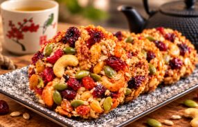 Biscotti all'avena senza zucchero con frutta secca e semi