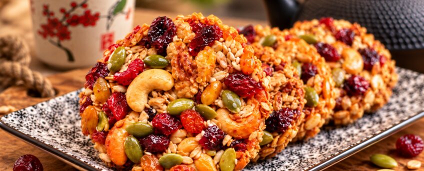 Biscotti all'avena senza zucchero con frutta secca e semi