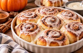 Cinnamon rolls con glassa in teglia