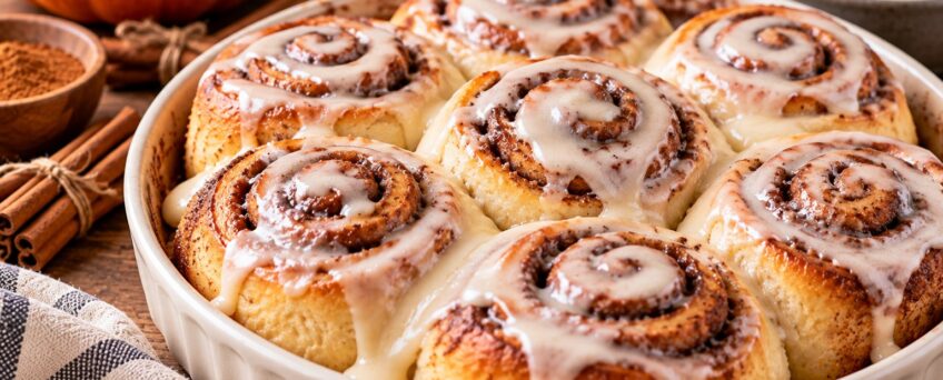 Cinnamon rolls con glassa in teglia