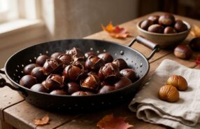 Caldarroste nella padella bucata e castagne sbucciate in un canovaccio