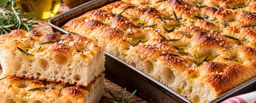 Focaccia fatta in casa alta e soffice con rosmarino