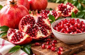 Melograno aperto e chicchi sgranati in una ciotola